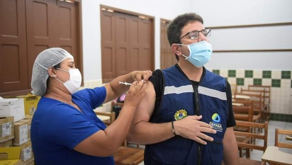 Após tomar segunda dose da vacina, Gladson pede que as pessoas se imunizem e alerta sobre vencimento de lote